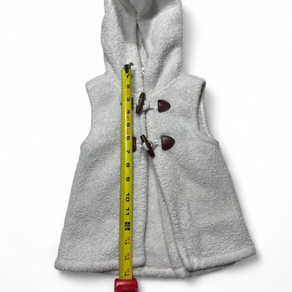 Old Navy - Soft off-white fleece vest with wooden buttons and hood, Size 3T - Picture 4 of 4